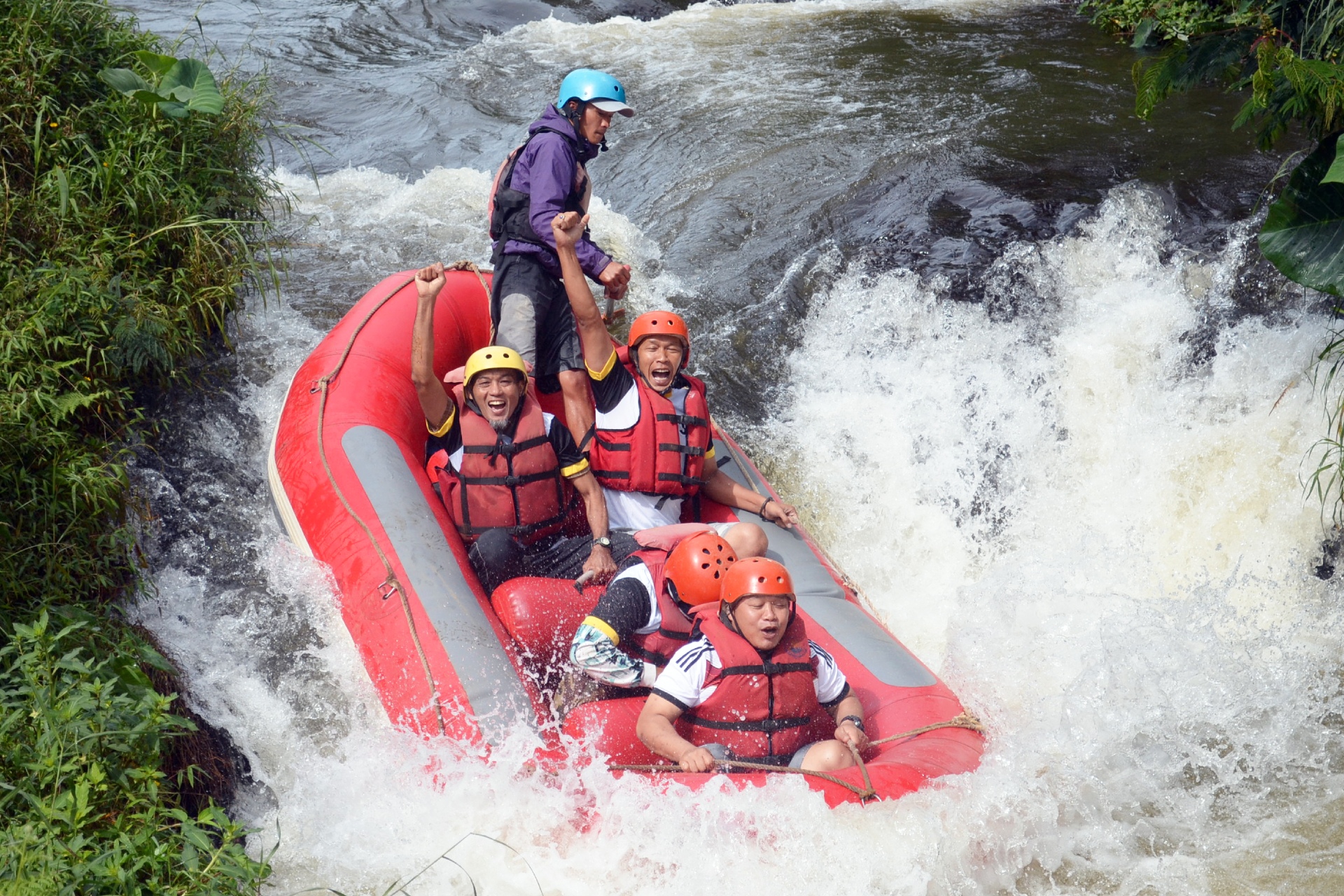 Rafting di Pangalengan: Petualangan Arung Jeram di Tengah Sejuknya Bandung Selatan